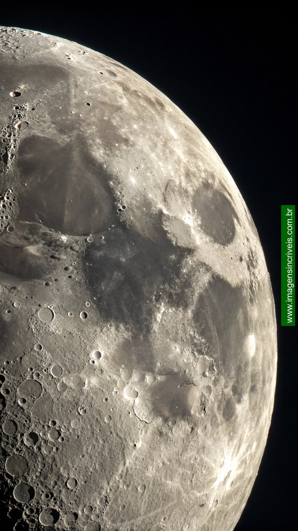 Imagem da lua crescente gibosa em 14 de novembro de 2024, quase cheia, com detalhes de cratera e superfície visíveis, ideal para entusiastas de astronomia e fases lunares