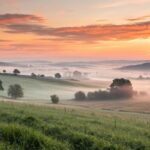 Paisagem serena ao amanhecer simbolizando uma mensagem de bom dia com fé e esperança para 01/07/2025