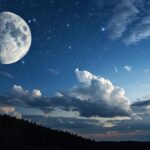Céu noturno sereno com a lua gibosa minguante brilhando entre nuvens suaves