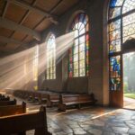 Interior de uma igreja iluminada pela manhã transmite fé, esperança e direção espiritual
