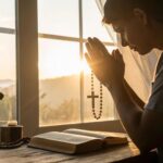 Oração do dia para segunda-feira 16/06/2025 com símbolos de fé católica e evangélica