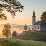 Paisagem com nascer do sol tranquilo, uma igreja campestre e uma pessoa em oração simbolizando fé renovada e direção espiritual