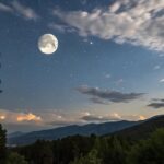 Fase da Lua hoje segunda-feira 07/07/2025 com céu estrelado e lua gibosa crescente visível no horizonte
