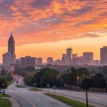 Imagem de um nascer do sol vibrante sobre uma cidade, representando novos começos e esperança.