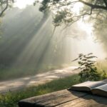 Cena serena da manhã de sábado com Bíblia aberta, luz suave e natureza ao redor
