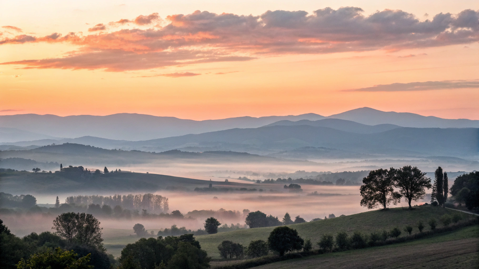 Imagem de um amanhecer tranquilo sobre uma paisagem serena.
