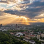 Imagem de um nascer do sol vibrante sobre uma cidade, representando um novo começo e esperança.