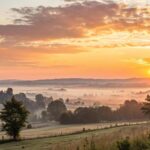 Nascer do sol de 1 de setembro de 2025 iluminando a paisagem, representando fé, esperança e inspiração