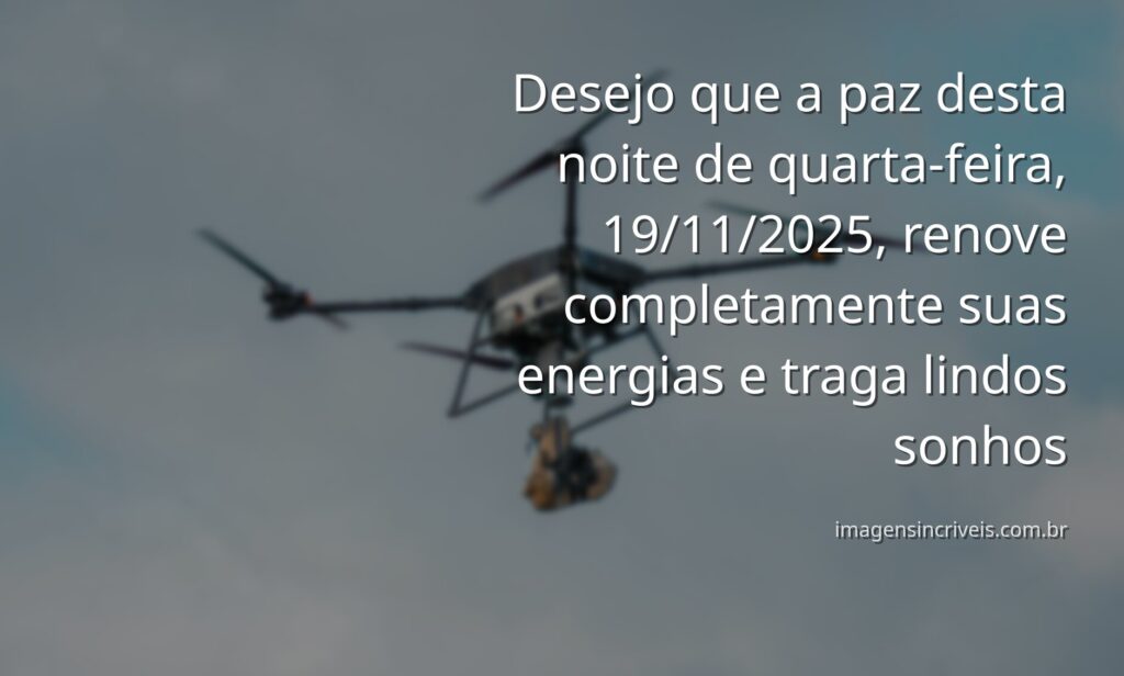 Céu noturno sereno com estrelas refletido em águas calmas de um lago, transmitindo um profundo sentimento de paz e renovação.