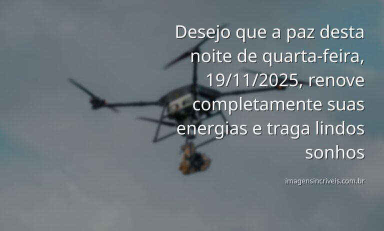 Céu noturno sereno com estrelas refletido em águas calmas de um lago, transmitindo um profundo sentimento de paz e renovação.