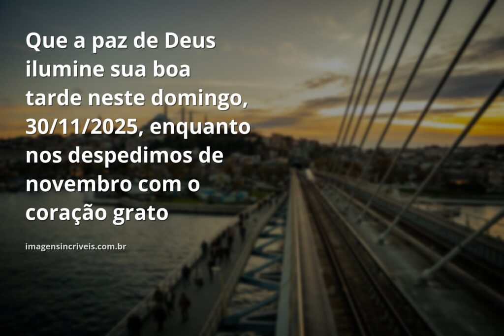 Céu sereno com nuvens douradas refletido em um lago calmo ao entardecer, transmitindo a paz e a gratidão de um fim de domingo.