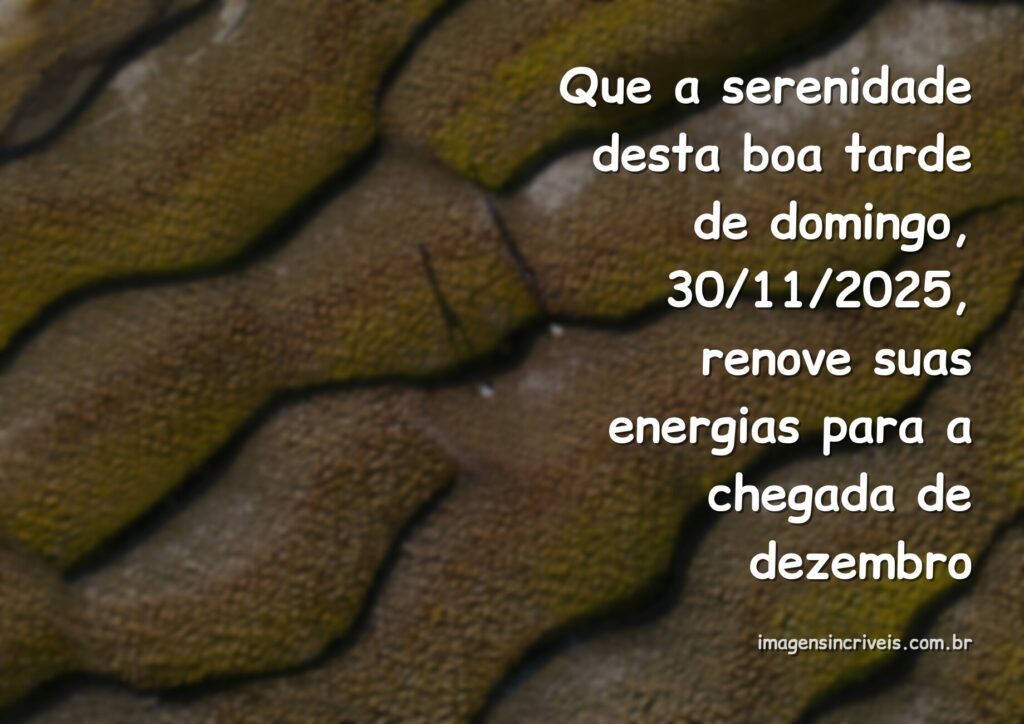 Céu alaranjado de um fim de tarde sereno, refletido nas águas calmas de um lago, transmitindo paz e renovação.