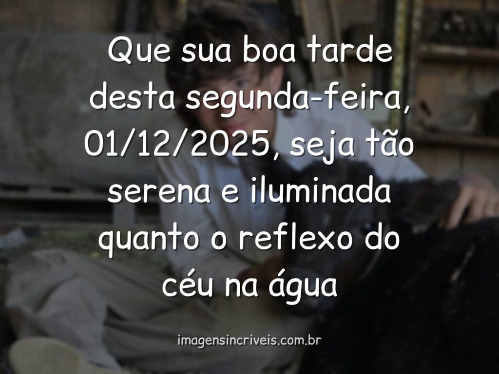 Céu azul com nuvens brancas refletido em um lago calmo, transmitindo a paz de uma tarde de segunda-feira no início de dezembro.