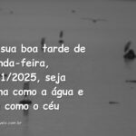Paisagem serena de um lago espelhando o céu azul e nuvens, evocando sentimentos de paz e equilíbrio emocional.