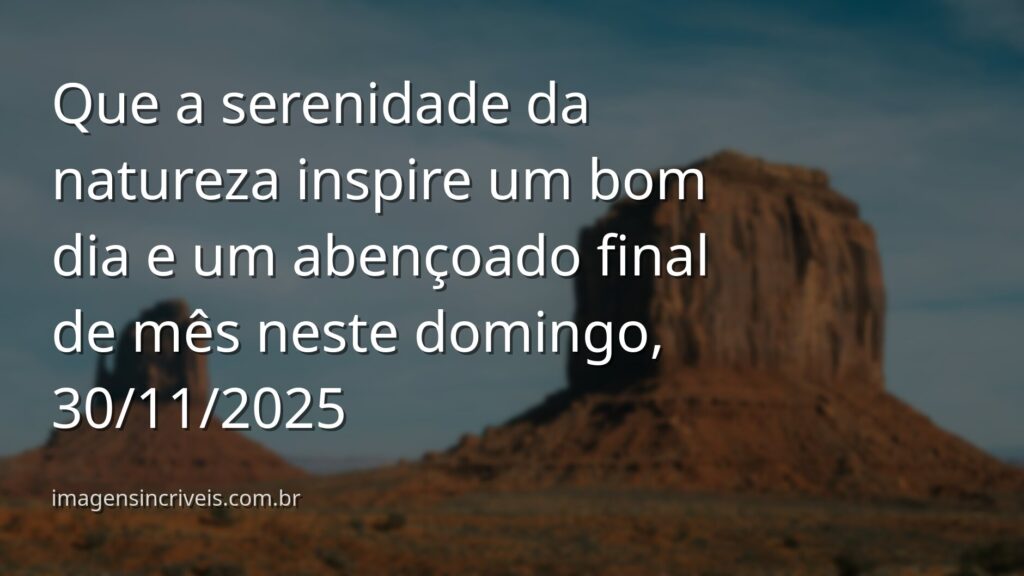 Céu azul e nuvens brancas refletidas na superfície calma da água, cercada por natureza verdejante, evocando paz e renovação.