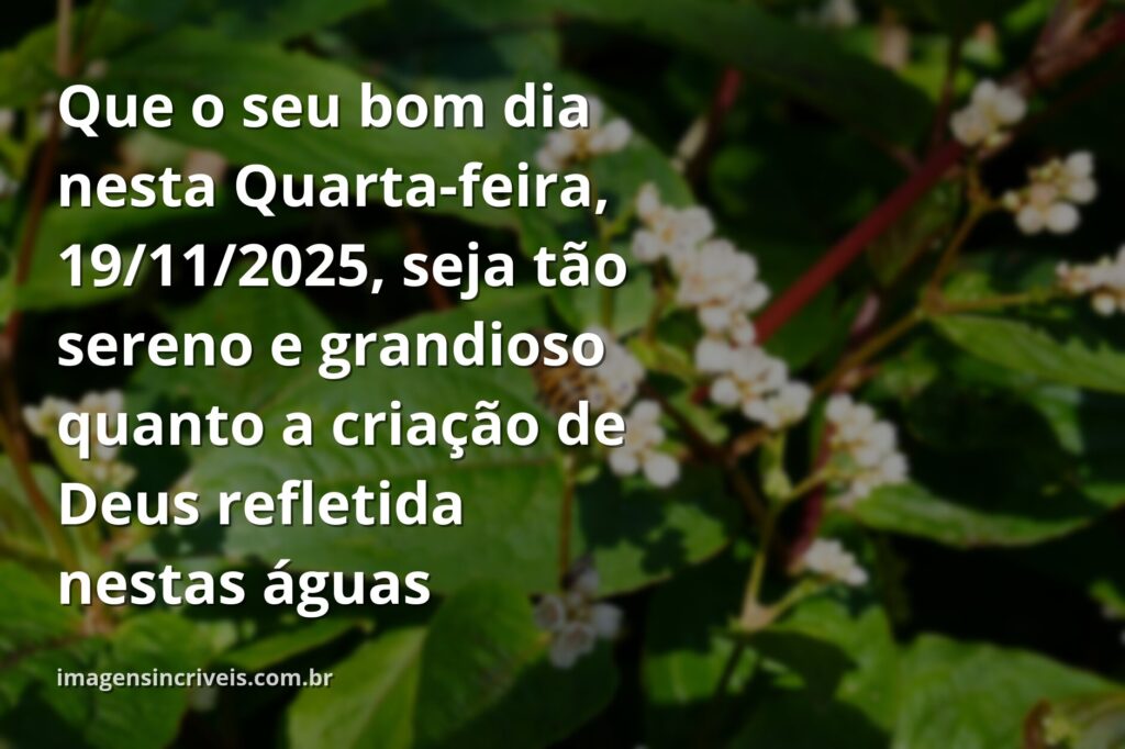 Céu azul com nuvens brancas refletido em águas calmas de um lago, com natureza verdejante ao redor, inspirando paz e fé.