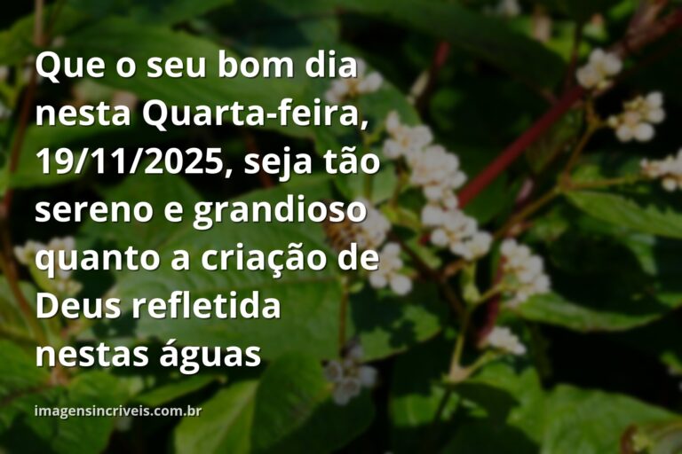 Céu azul com nuvens brancas refletido em águas calmas de um lago, com natureza verdejante ao redor, inspirando paz e fé.