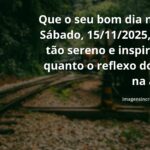 Céu azul e límpido refletido em um lago calmo ao amanhecer, transmitindo o otimismo e a paz de um sábado de fim de semana.