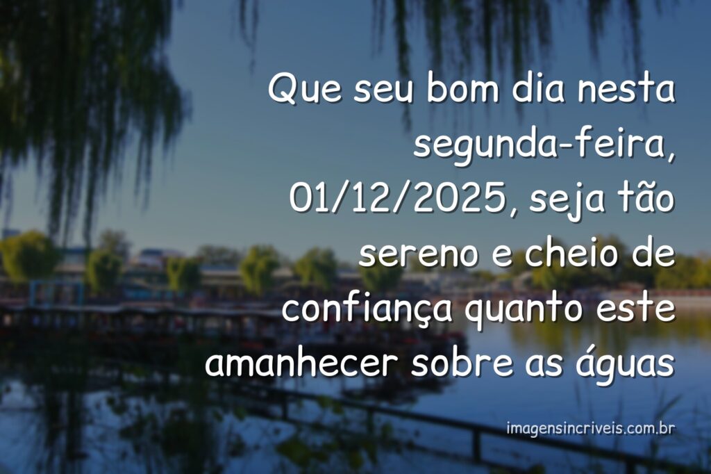 Céu sereno com nuvens douradas reflete em águas calmas ao amanhecer, evocando um sentimento de paz e confiança para um novo dia.