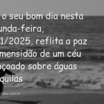 Paisagem serena de um lago ao amanhecer com céu claro e reflexo na água, evocando paz para um começo de semana abençoado.