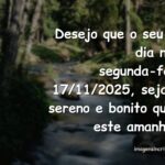 Amanhecer tranquilo sobre um lago, com o céu em tons de azul e laranja, refletindo a paz e a esperança de uma nova semana de amizade.