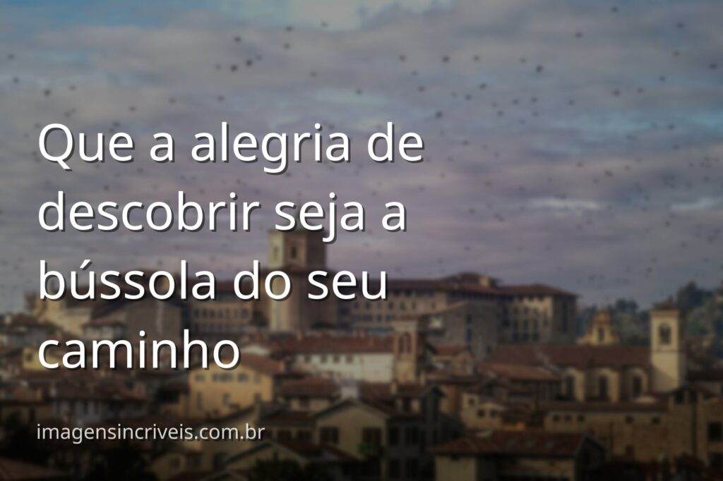 Paisagem serena de um rio refletindo o céu azul com nuvens, evocando um sentimento de paz e a alegria da descoberta de novos horizontes.