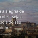 Paisagem serena de um rio refletindo o céu azul com nuvens, evocando um sentimento de paz e a alegria da descoberta de novos horizontes.