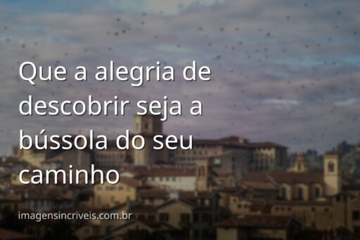 Paisagem serena de um rio refletindo o céu azul com nuvens, evocando um sentimento de paz e a alegria da descoberta de novos horizontes.