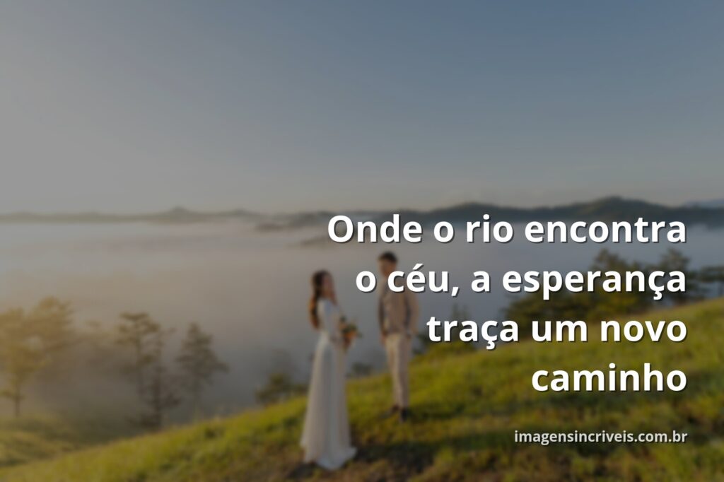 Um rio sereno reflete um céu vasto e dourado ao amanhecer, evocando um sentimento de esperança e a jornada para desbravar o desconhecido.