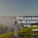 Um rio sereno reflete um céu vasto e dourado ao amanhecer, evocando um sentimento de esperança e a jornada para desbravar o desconhecido.