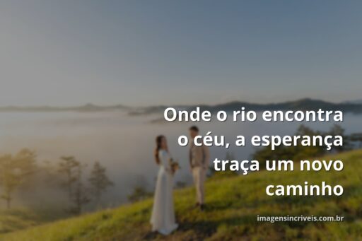 Um rio sereno reflete um céu vasto e dourado ao amanhecer, evocando um sentimento de esperança e a jornada para desbravar o desconhecido.