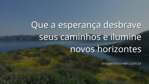 Paisagem serena de um lago ao amanhecer, com céu vasto e reflexos na água, evocando um sentimento de esperança e novos começos.