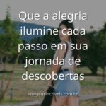 Paisagem natural serena com um lago cristalino refletindo o céu azul, transmitindo um sentimento de paz, alegria e exploração.