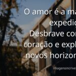 Vasto céu azul com nuvens refletido sobre as águas calmas de um rio, margeado por uma natureza exuberante, evocando paz e a jornada do amor.