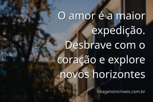 Vasto céu azul com nuvens refletido sobre as águas calmas de um rio, margeado por uma natureza exuberante, evocando paz e a jornada do amor.