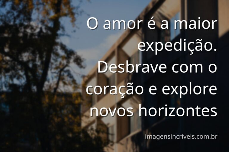 Vasto céu azul com nuvens refletido sobre as águas calmas de um rio, margeado por uma natureza exuberante, evocando paz e a jornada do amor.