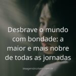 Paisagem serena com água calma refletindo um céu vasto e a natureza ao fundo, inspirando paz e a jornada da bondade interior.