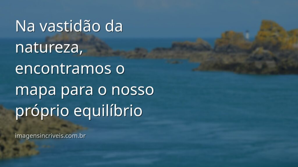 Paisagem serena com um céu amplo refletindo em águas calmas, inspirando sentimentos de paz, exploração e equilíbrio interior.