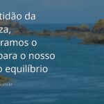 Paisagem serena com um céu amplo refletindo em águas calmas, inspirando sentimentos de paz, exploração e equilíbrio interior.