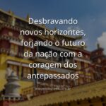 Vasto céu azul sobre um rio sinuoso cortando uma floresta densa, evocando a exploração e a coragem dos bandeirantes.