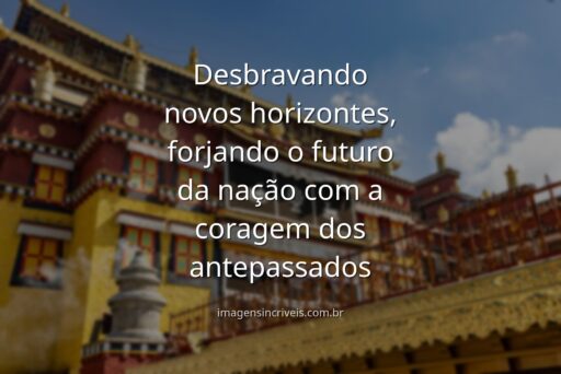 Vasto céu azul sobre um rio sinuoso cortando uma floresta densa, evocando a exploração e a coragem dos bandeirantes.