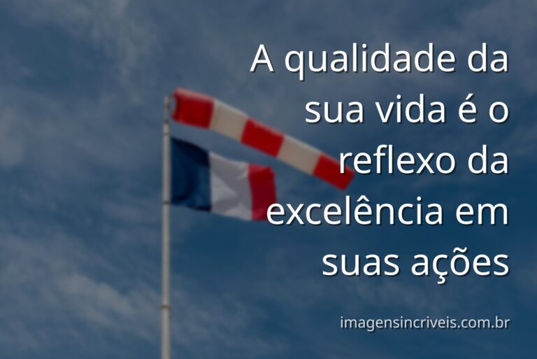 Céu azul e sereno com nuvens brancas refletido perfeitamente na superfície calma da água, inspirando paz e a busca pela qualidade de vida.