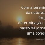 Paisagem serena de um lago cristalino refletindo um céu azul com nuvens, evocando sentimentos de paz, força e determinação.
