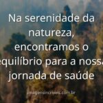 Céu azul e nuvens brancas refletidos na superfície calma de um lago, cercado por vegetação, evocando paz e equilíbrio.