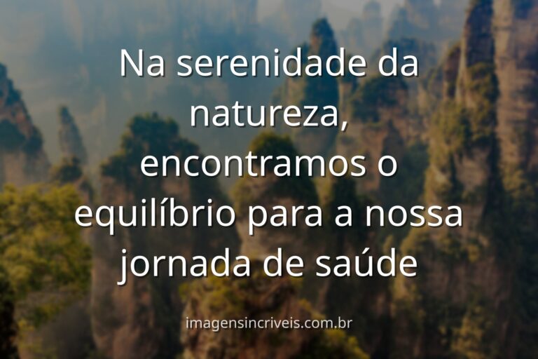 Céu azul e nuvens brancas refletidos na superfície calma de um lago, cercado por vegetação, evocando paz e equilíbrio.