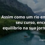 Um rio sereno fluindo por uma paisagem verde sob um céu claro, simbolizando a paz e o fluxo harmonioso da vida com equilíbrio.