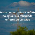 Paisagem serena com céu azul e nuvens refletidas em um lago calmo, transmitindo uma sensação de paz, equilíbrio e felicidade.