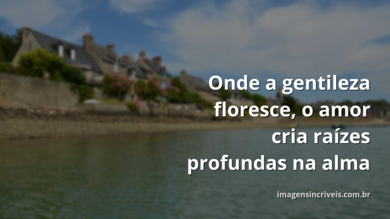 Céu sereno com nuvens brancas refletido em um lago tranquilo, cercado por vegetação, evocando paz, amor e gentileza.