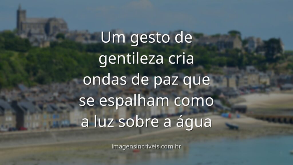 Paisagem serena de um lago espelhado refletindo um céu com nuvens suaves ao amanhecer, evocando um sentimento de paz e tranquilidade.