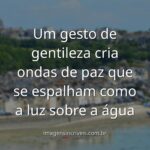 Paisagem serena de um lago espelhado refletindo um céu com nuvens suaves ao amanhecer, evocando um sentimento de paz e tranquilidade.